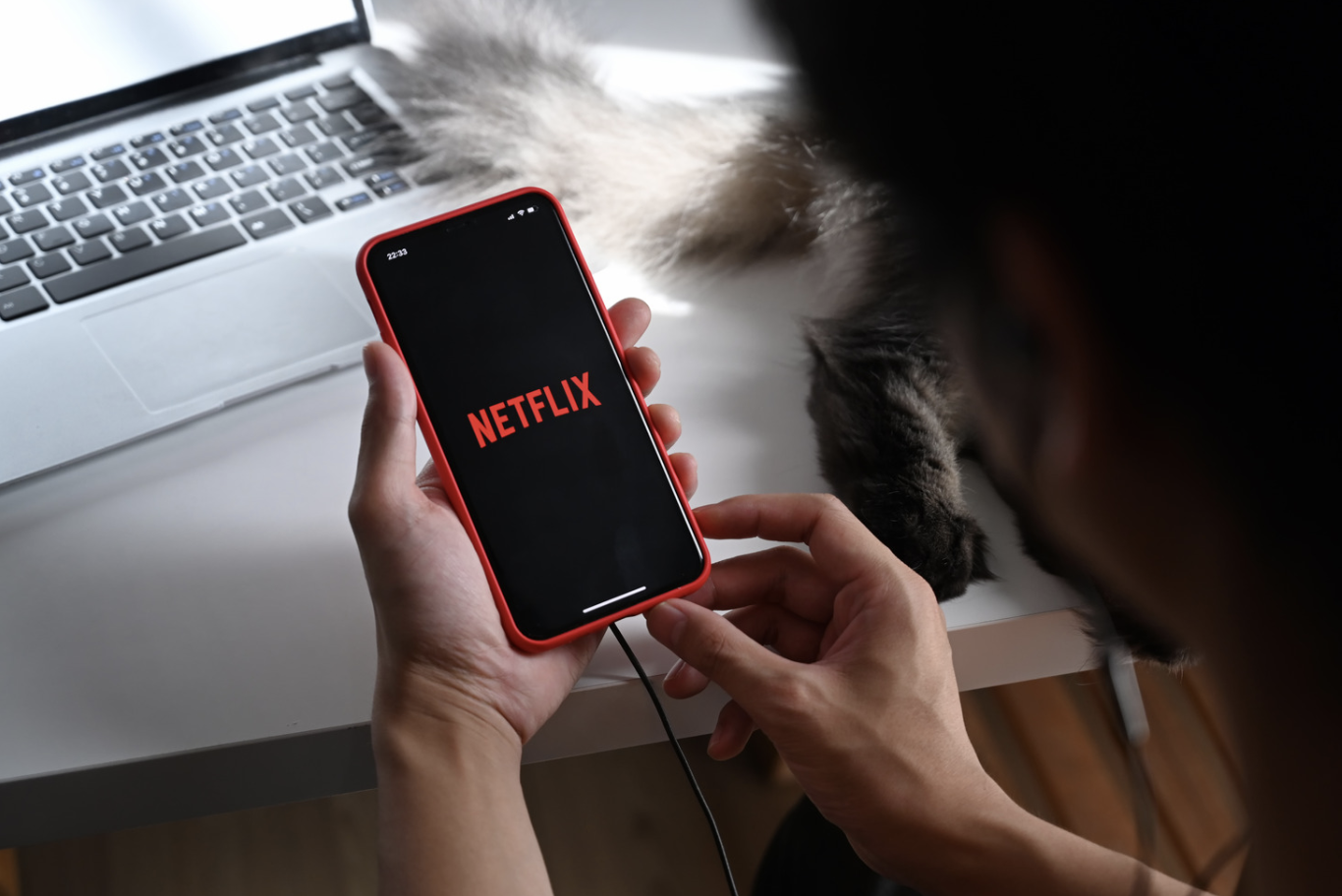 Los inversores consideran aumentos de precios potenciales con los resultados de ganancias y crecimiento de suscriptores de Netflix por encima de las estimaciones: ¿Hacia dónde se dirige la gigante del streaming?