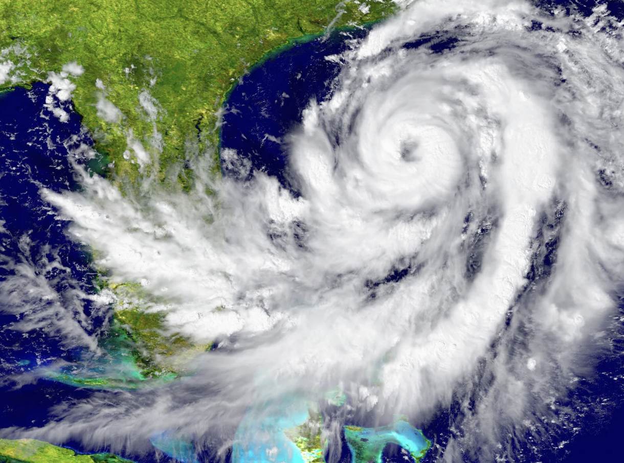 Huracán Oscar impacta a Bahamas y toca tierra en el este de Cuba.